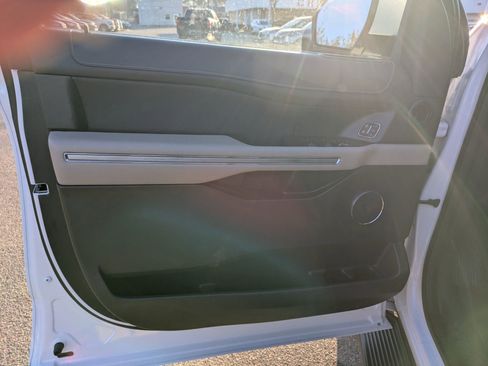 Used 2024 Ford Expedition Limited image 12