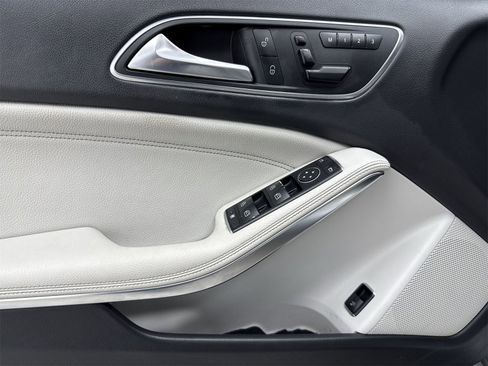 Used 2017 Mercedes-Benz GLA 250 w/ Premium Package image 26