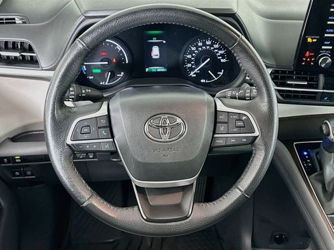Used 2024 Toyota Sienna XLE FWD image 18