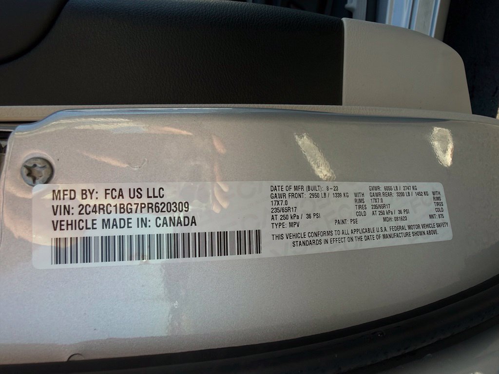Used 2023 Chrysler Pacifica Touring-L FWD image 33
