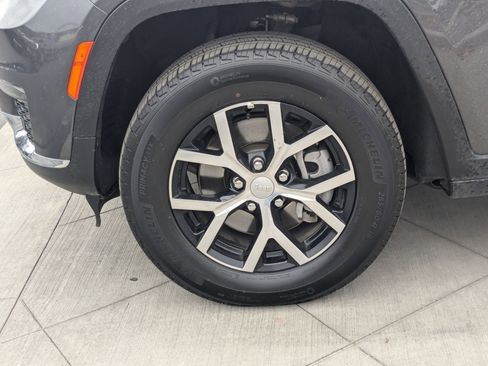 Used 2024 Jeep Grand Cherokee L Limited w/ Luxury Tech Group II image 13