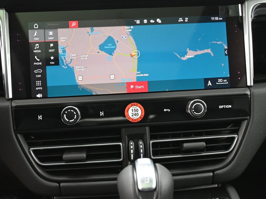 Certified 2025 Porsche Macan AWD/4WD image 9