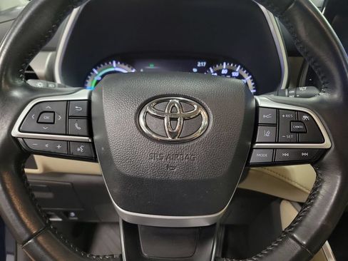 Used 2023 Toyota Highlander XLE AWD/4WD image 25
