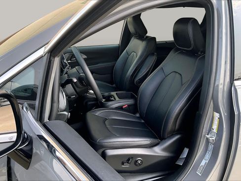 Used 2025 Chrysler Pacifica Select FWD image 8
