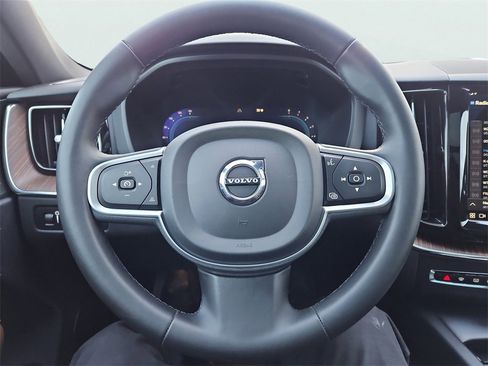 Used 2022 Volvo XC60 B5 Momentum image 32