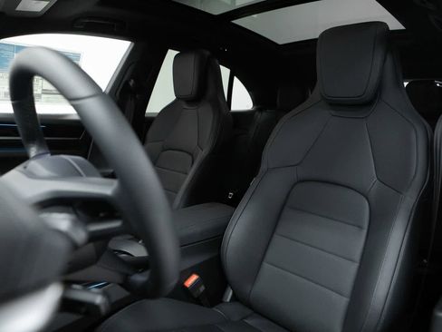 New 2026 Porsche Macan Electric RWD image 5