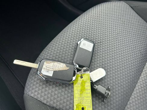 Used 2025 Kia Soul LX w/ LX Technology Package FWD image 15