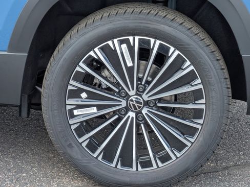 New 2026 Volkswagen Taos SE FWD image 3