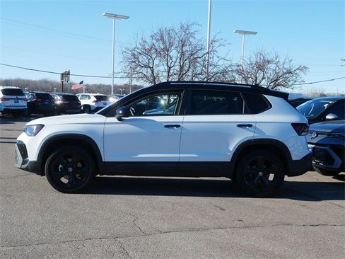 Certified 2025 Volkswagen Taos SE image 4