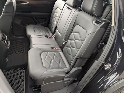 Used 2025 Volkswagen Atlas SE w/ Black Wheel Package AWD/4WD image 17