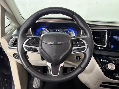 Used 2017 Chrysler Pacifica Touring-L FWD image 14