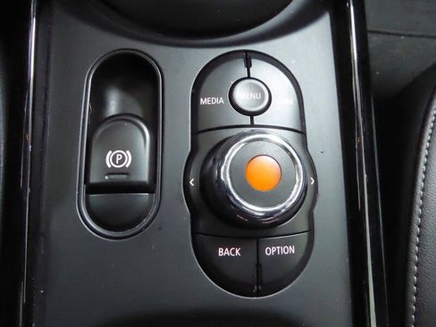 Used 2019 MINI Cooper Clubman ALL4 w/ Premium Package image 16