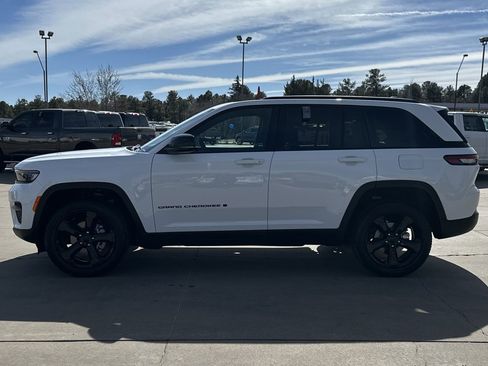 Used 2024 Jeep Grand Cherokee Altitude image 6