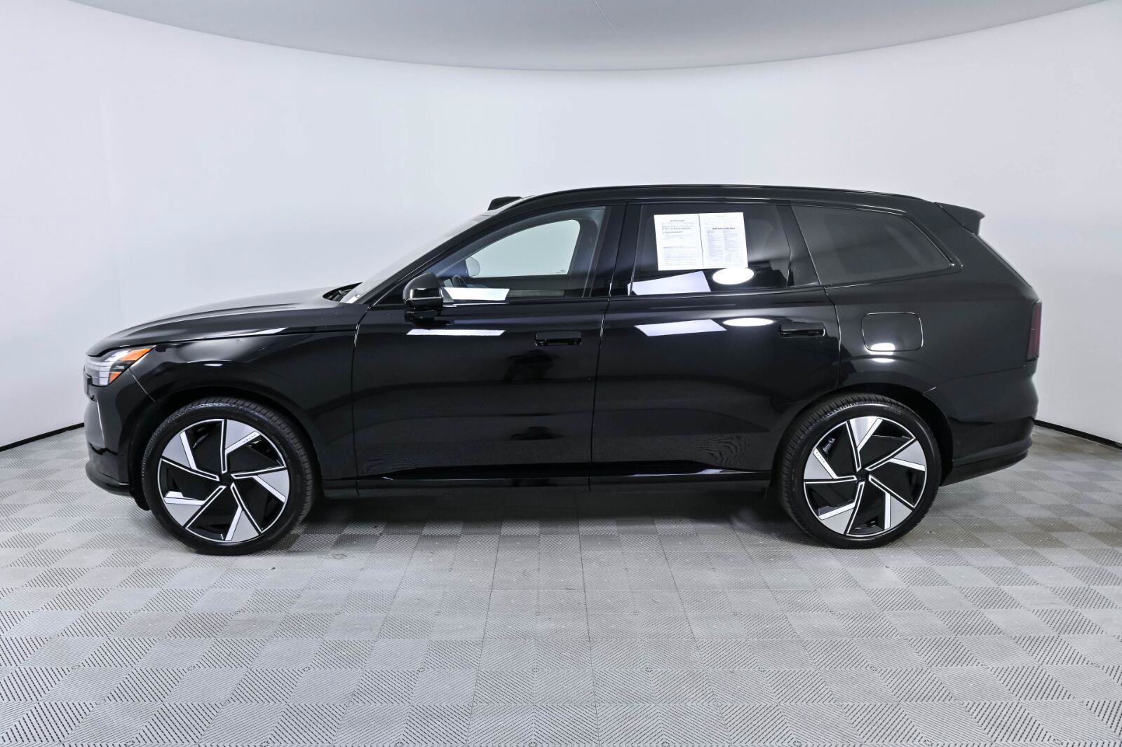 Certified 2025 Volvo EX90 Ultra AWD/4WD image 2