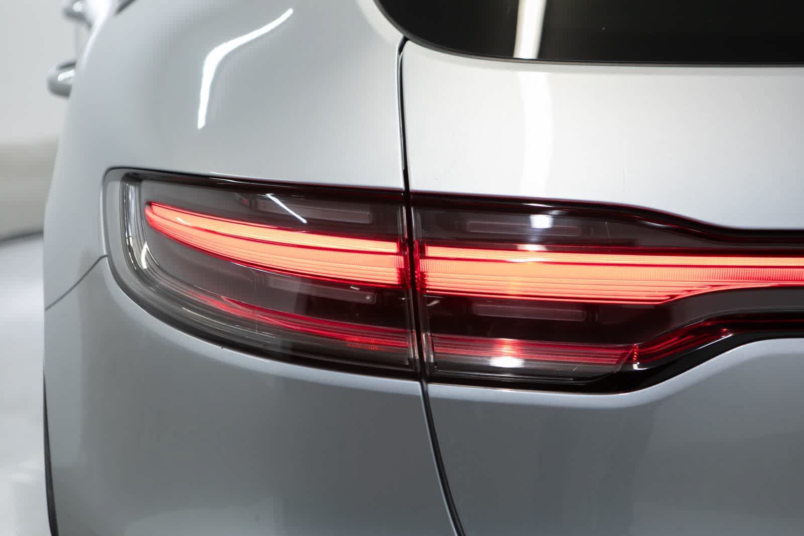 Used 2023 Porsche Macan AWD/4WD image 35