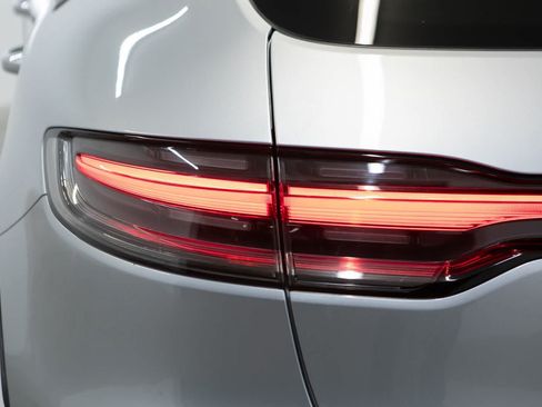Certified 2023 Porsche Macan AWD/4WD image 35