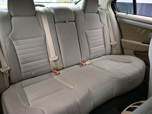 Used 2017 Ford Taurus SE image 30