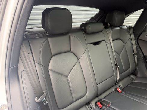 Certified 2023 Porsche Macan AWD/4WD image 17