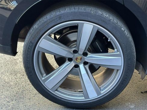 Used 2025 Porsche Macan image 9