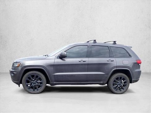 Used 2017 Jeep Grand Cherokee Altitude AWD/4WD image 12