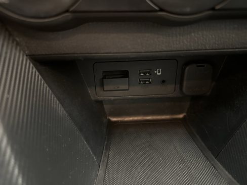 Used 2020 Toyota Yaris L image 23