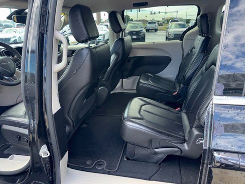 Used 2023 Chrysler Pacifica Touring-L FWD image 12