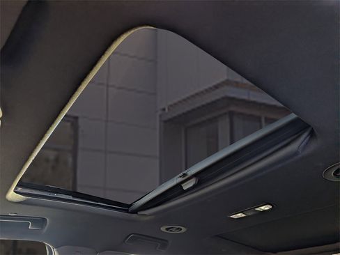 Used 2024 Buick Enclave Avenir image 47