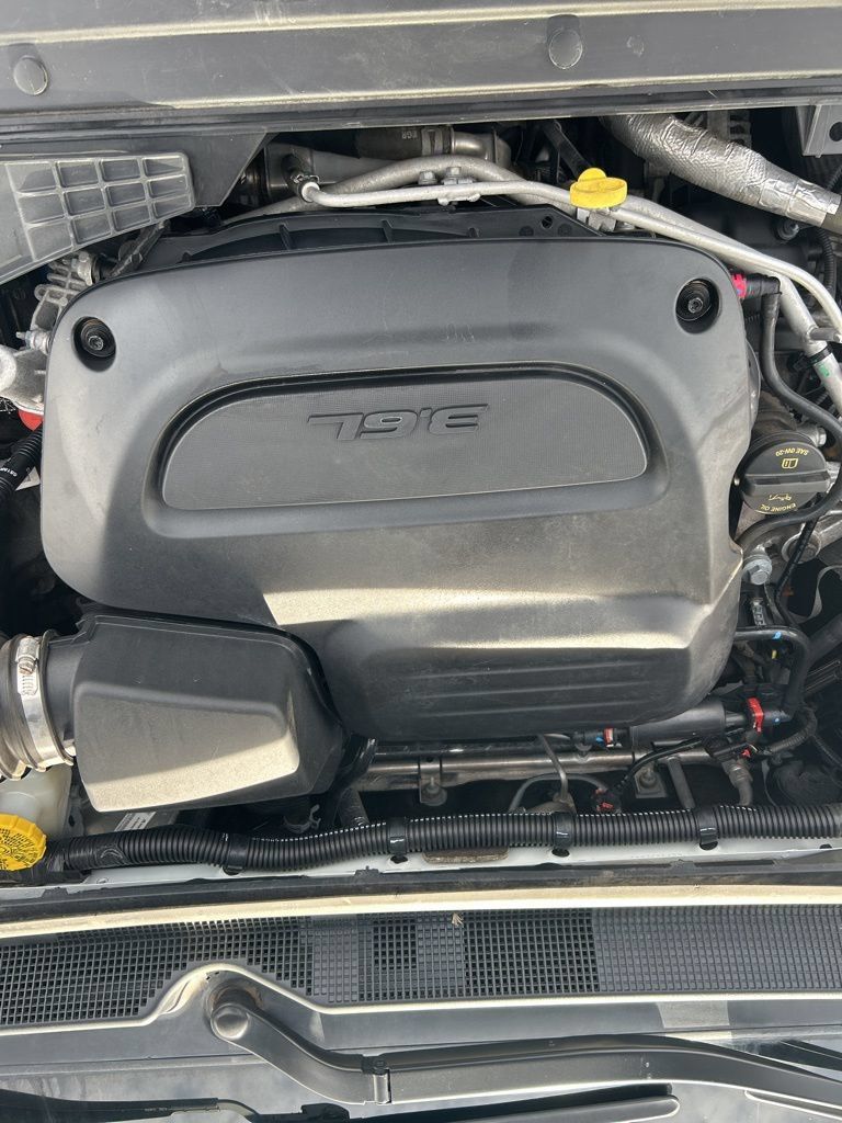 Used 2023 Chrysler Pacifica Touring-L FWD image 4