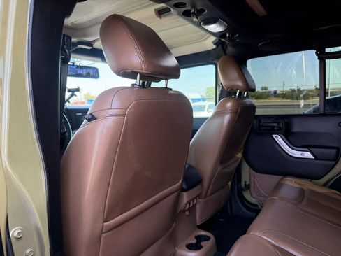 Used 2013 Jeep Wrangler Unlimited Rubicon w/ Dual Top Group AWD/4WD image 23