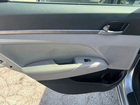 Used 2017 Hyundai Elantra SE FWD image 18