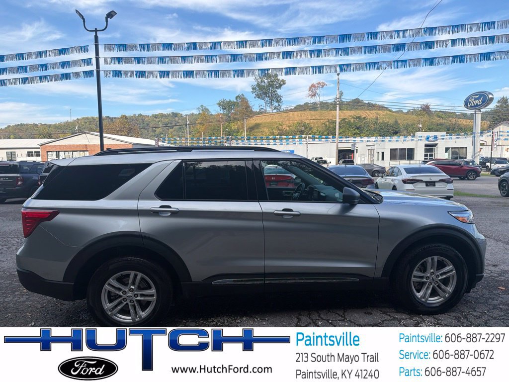 Used 2023 Ford Explorer XLT AWD/4WD image 2