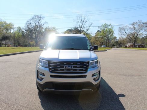 Used 2017 Ford Explorer XLT image 8