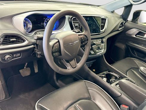Used 2025 Chrysler Pacifica Limited image 7