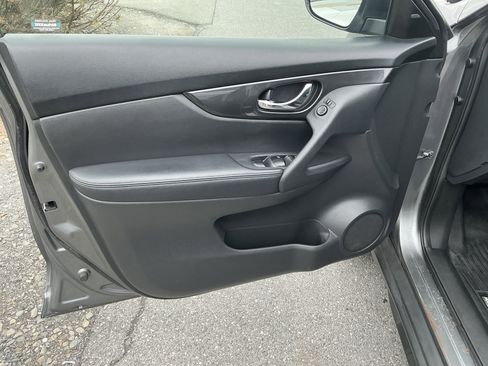 Used 2018 Nissan Rogue SV AWD/4WD image 18