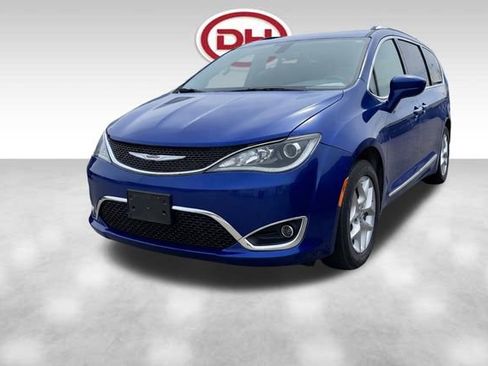 Used 2020 Chrysler Pacifica Touring-L image 2