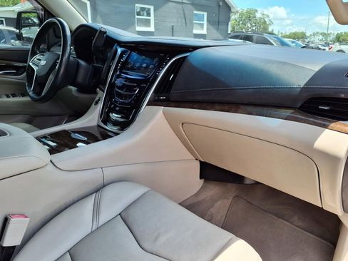 Used 2019 Cadillac Escalade Luxury RWD image 11