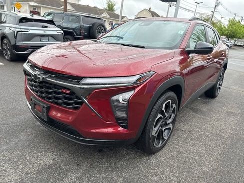 Used 2024 Chevrolet Trax RS w/ Sunroof Package FWD image 2