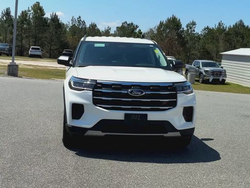 Used 2025 Ford Explorer Active AWD/4WD image 3