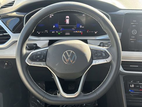 Certified 2025 Volkswagen Taos SE w/ Panoramic Sunroof Package FWD image 8