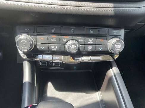 Used 2024 Dodge Durango SXT w/ SXT Blacktop Group RWD image 31