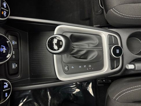 Used 2025 Hyundai Venue SEL FWD image 25