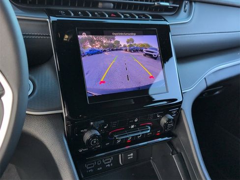 New 2025 Jeep Grand Cherokee Altitude image 9