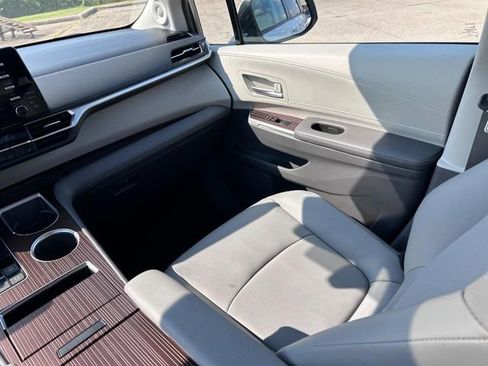 Used 2022 Toyota Sienna XLE w/ XLE Plus Package image 18