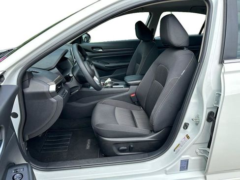 Used 2025 Nissan Altima 2.5 SV FWD image 8