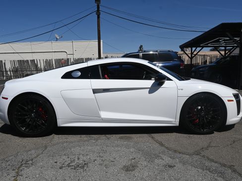 Used 2018 Audi R8 V10 w/ Premium Package RWD image 15