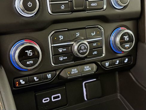 Used 2024 GMC Yukon XL AT4 w/ Technology Package image 19