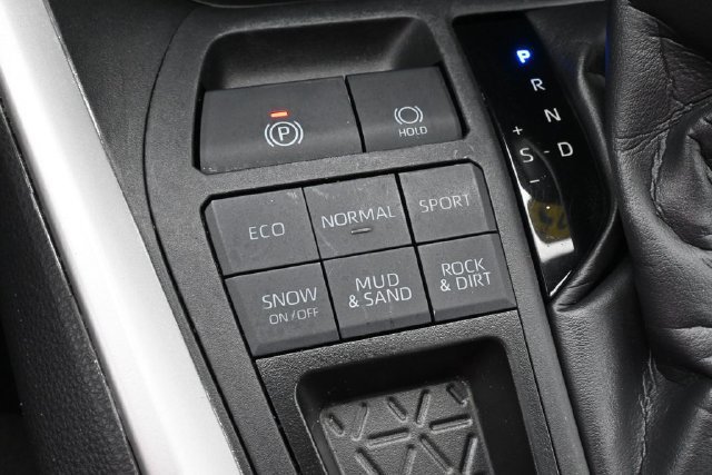 Used 2025 Toyota RAV4 LE AWD/4WD image 39