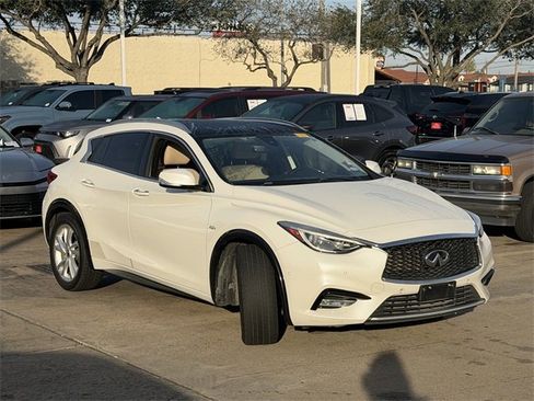 Used 2017 INFINITI QX30 Premium w/ Navigation Package image 3