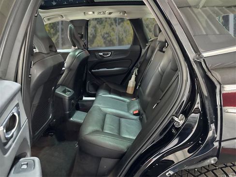 Used 2023 Volvo XC60 T8 Plus image 10
