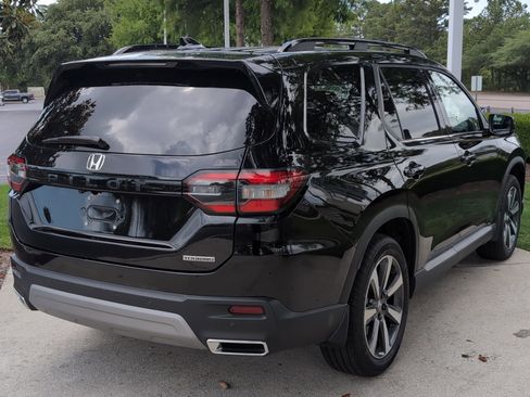 Used 2025 Honda Pilot Touring image 10